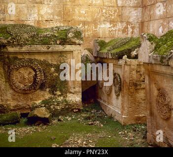 Byzantinischen Kunst. Syrien. Al Bara (al-kafr). Tote Städte. Northwest Syrien. 4. Jahrhundert n. Chr. Aufgegeben 12. Jahrhundert n. Chr. eine Pyramide - mausoleum gegründet. Im inneren Kammer. Sarkophag. Westasien. Stockfoto