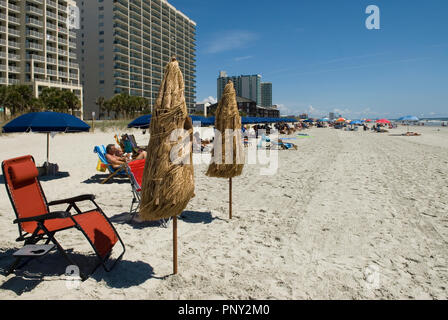 Sonnenschirm und blauen Stuhl am Strand in North Myrtle Beach, South Carolina USA Stockfoto