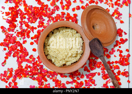 Brei in einem Tontopf. Traditionelle, gesunde Nahrung, gekocht und in Tontopf serviert. Stockfoto