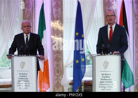 Stellvertretende Premierministerin und Ministerin für Auswärtige Angelegenheiten Simon Coveney (rechts) und der palästinensische Minister für Auswärtige Angelegenheiten und Expatriate Dr. Riad Malki während einer Pressekonferenz im Farmleigh in Dublin als Teil des palästinensischen Präsidenten Mahmoud Abbas' kurzen Besuch in Irland. Bild Datum: Samstag, September 22, 2018. Siehe PA Geschichte irischen Abbas. Photo Credit: Brian Gesetzlosen/PA-Kabel Stockfoto