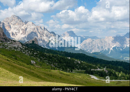 Eindruck von der Passo di Giau, im Querformat, an einem Sommernachmittag. Stockfoto