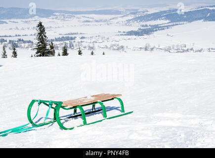 Schlitten auf der wunderschönen Winterlandschaft mit Schnee bedeckten Bäumen Stockfoto