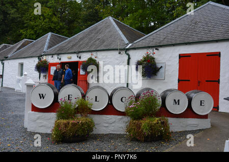 Edradour, die die kleinste (aber jetzt 2. Kleinste) Hochburg der handgefertigten Single Malt Whisky aus einer Farm Distillery noch in der Produktion heute bekannt. Stockfoto