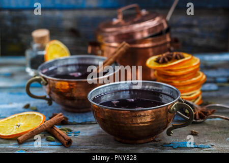 Glühwein in Kupfer Schale Ansicht schließen Stockfoto