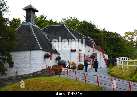 Edradour, die die kleinste (aber jetzt 2. Kleinste) Hochburg der handgefertigten Single Malt Whisky aus einer Farm Distillery noch in der Produktion heute bekannt. Stockfoto