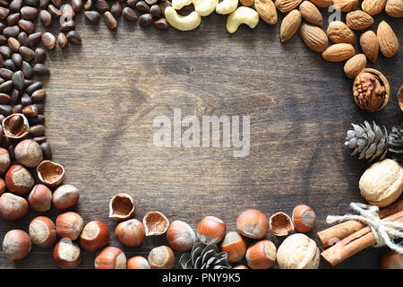 Verschiedene Muttern auf einer hölzernen Tisch. Zeder, Cashew, Haselnuss, walnu Stockfoto