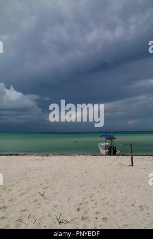 Dunklen tropischen Sturm Wolken bilden und Gebäude in der Karibik aus Insel Cozumel in Mexiko Stockfoto