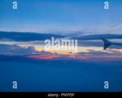 Wolken bei Sonnenuntergang, fernen Sturm am Ansatz zum O'Hare International Airport, Chicago, Illinois. Stockfoto