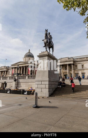 London. September 2018. Ein Blick auf die Statue von König George IV auf dem Trafalgar Square in London. Stockfoto