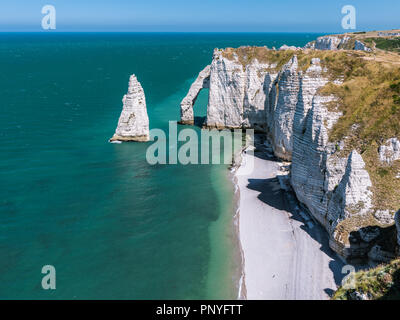 Kreidefelsen von Etretat (Normandie, Frankreich) mit dem Natural Arch Porte d'Aval und der Stein Nadel namens L'Aiguille Stockfoto