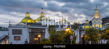 Mit Panoramablick auf die Kathedrale Metropolitana in Plaza Grande, Quito bei Sonnenuntergang Stockfoto