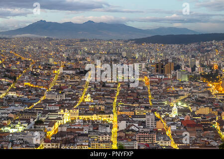 Quito, Ecuador, bei Nacht Stockfoto