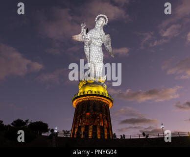 Die Jungfrau Maria von der Spitze der El Panecillo, Quito, Ecuador in der Nacht Stockfoto