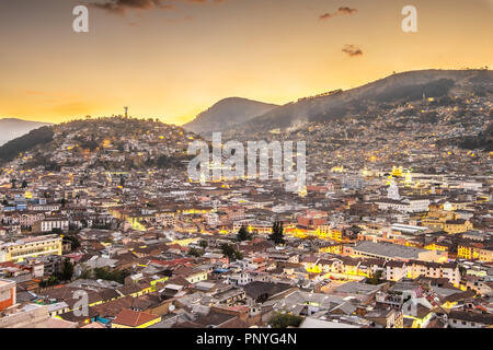 Quito, Ecuador, bei Nacht Stockfoto