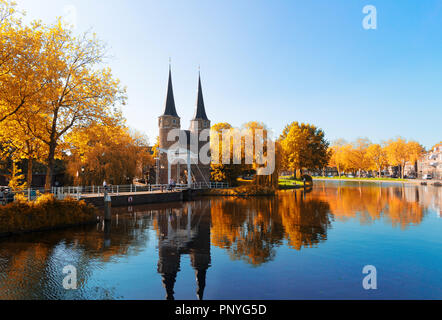 Blick auf Oosrpoort ikonischen historischen Tor in Delft, Holland Niederlande bei fallen Stockfoto