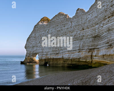 Kreidefelsen von Etretat (Normandie, Frankreich) mit dem Natural Arch Porte d'Amont Stockfoto