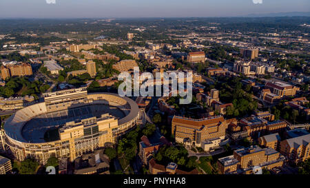 Luftaufnahme von der Universität von Tennessee in Knoxville Tennessee mit Fußball-Stadion Stockfoto