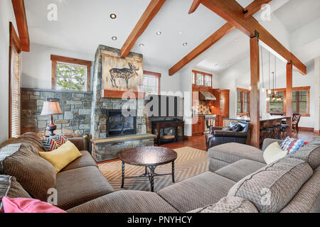 Wohnzimmer mit großem Kamin und Protokolle Stockfoto, Bild: 71439765