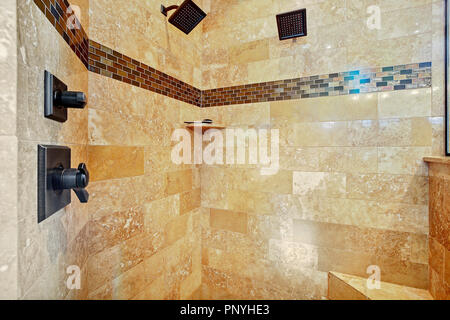 Große begehbare Dusche mit Naturstein Fliesen- Surround. Stockfoto
