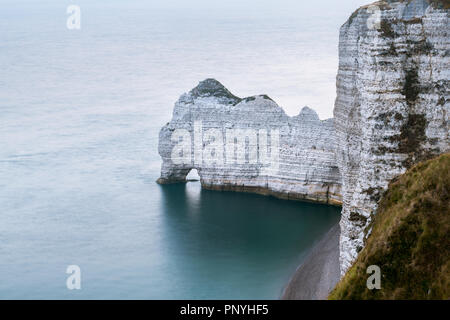 Kreidefelsen von Etretat (Normandie, Frankreich) mit dem Natural Arch Porte d'Amont Stockfoto