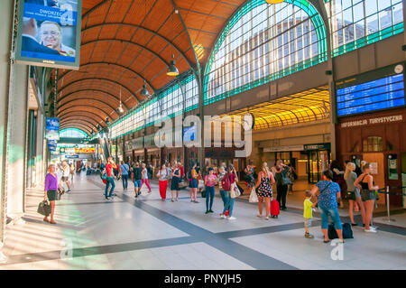 Bahnhof in der Mitte des 19. Jahrhunderts gebaut (1855 - 1857), große Halle im Inneren, Wroclaw, Polen 2018 Stockfoto