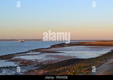 Die Themse in Cliffe, Kent, England, UK, kurz vor Sonnenuntergang im Winter an einem klaren Tag Stockfoto