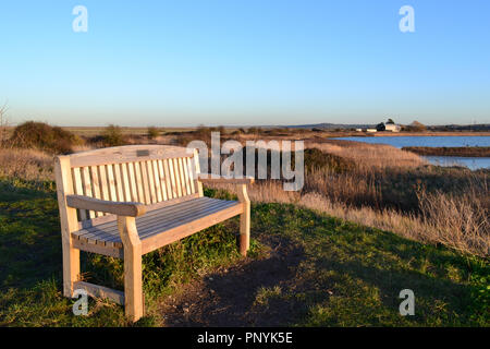 Ein Sitz nach Westen, wie die Sonne auf Cliffe Sümpfe in Kent, England, am Tag eines Winter. Ende Dezember 2017 Stockfoto