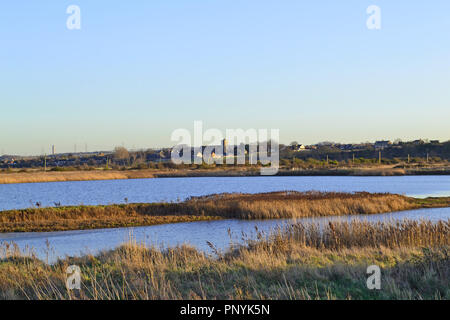 Die Themse in Cliffe, Kent im Winter, am späten Nachmittag an einem klaren Tag Stockfoto