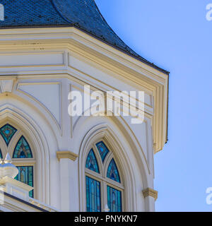 Gebäude mit Glasmalerei auf gewölbten Fenstern Stockfoto