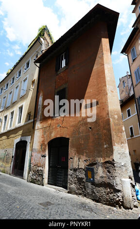 Eine dünne alte Gebäude im Regola rione in Rom. Stockfoto