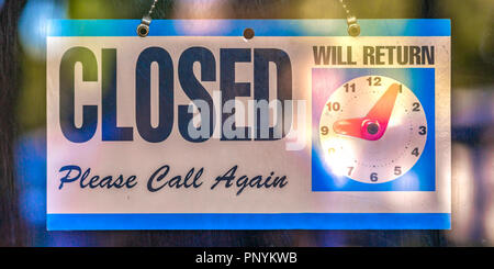 Geschlossen Schild mit Symbol Uhr auf eine Glastür Stockfoto