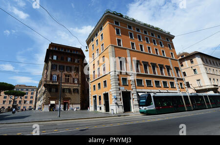 Eine Straßenbahn auf der Via delle Botteghe Oscure in der Nähe von Largo di Torre Argentina in Rom. Stockfoto