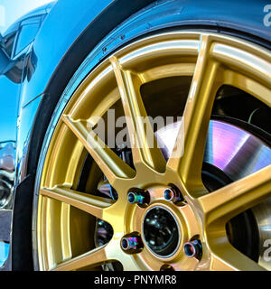 Goldene Felge mit Bremsscheibe zeigen zwischen den Speichen Stockfoto