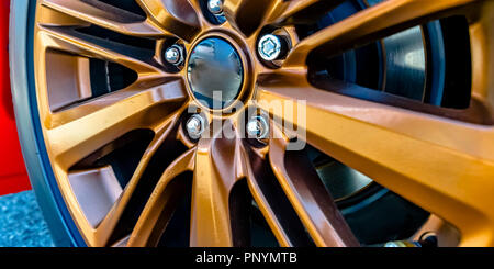 Golden Reifen Felge mit Bremsscheibe Pause angezeigt durch Stockfoto