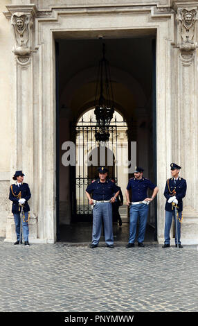 Schutzvorrichtungen an den Palazzo Chigi - verzierte Palast aus dem 16. Jahrhundert, jetzt offizielle Residenz des italienischen Ministerpräsidenten, mit Führungen Stockfoto