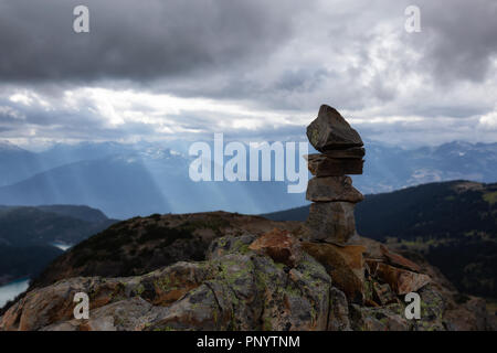 Stapel von Felsen auf dem Gipfel eines Berges bei einem bewölkten Sommertag. Von der Oberseite des Panorama Ridge, in der Nähe der Whister und Squamish, nördlich von Vancouve befindet Stockfoto