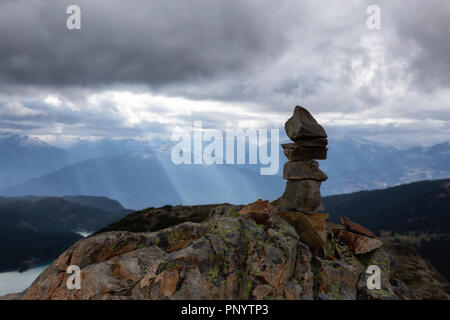 Stapel von Felsen auf dem Gipfel eines Berges bei einem bewölkten Sommertag. Von der Oberseite des Panorama Ridge, in der Nähe der Whister und Squamish, nördlich von Vancouve befindet Stockfoto