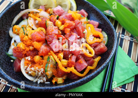 Hawaiian Ahi-thunfisch poke Schüssel serviert mit Reis, Gemüse und mariniertem Thunfisch, Nahaufnahme Stockfoto