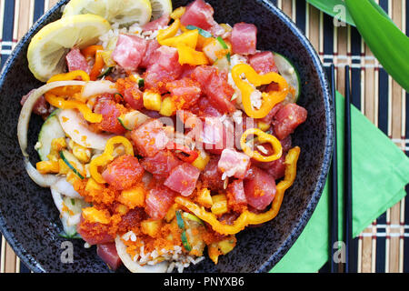Hawaiian Ahi-thunfisch poke Schüssel serviert mit Reis, Gemüse und mariniertem Thunfisch, Ansicht von oben Stockfoto