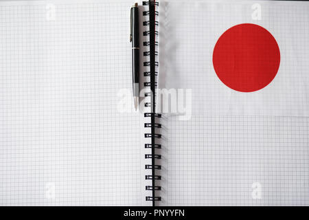 Das Erlernen von Fremdsprachen. Notepad für Einträge und eine Fahne. Lang Stockfoto