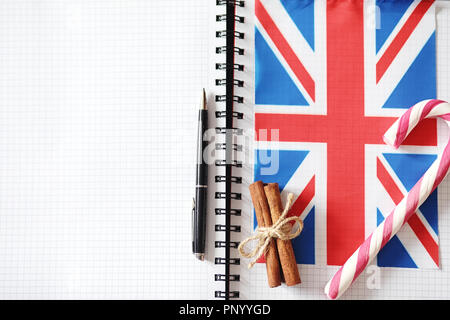 Das Erlernen von Fremdsprachen. Notepad für Einträge und eine Fahne. Lang Stockfoto