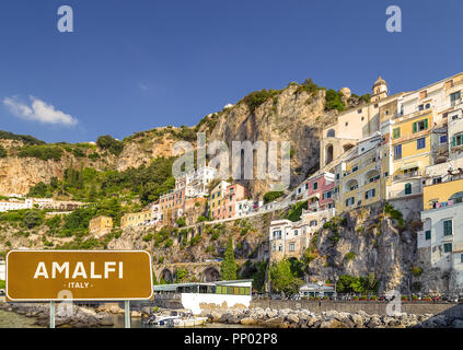 Erstaunliche Ansicht der typischen Häuser und bunten Gebäude am Hafen von Amalfi mit Straße Namensschild auf der linken Seite Stockfoto