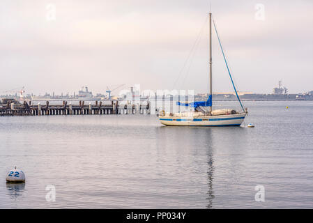 San Diego, Kalifornien, USA. Segelboot vertäut im Hafen von San Diego. Stockfoto