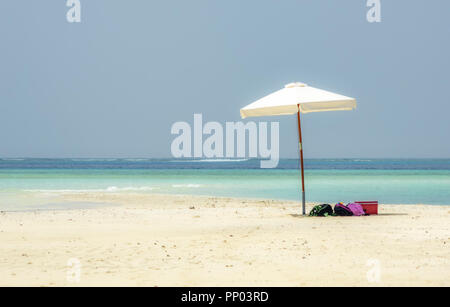 Ein Sonnenschirm stehen auf einer Sandbank in der Malediven. Stockfoto