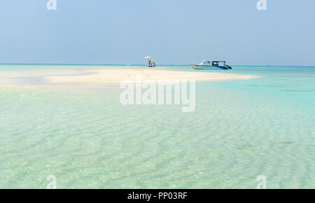 Ein kleines Motorboot vertäut an der Sandbank auf den Malediven. Stockfoto