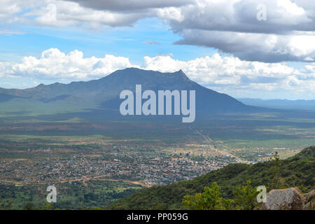 Mount Longido in Tansania von der Spitze des Mount Ol Doinyo Orok, Namanga, Kenia Stockfoto