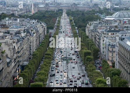 Sonnenuntergang über der Champs Elysees Stockfoto
