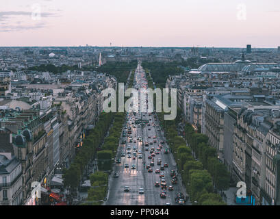 Sonnenuntergang über der Champs Elysees Stockfoto