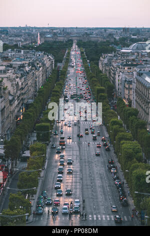 Sonnenuntergang über der Champs Elysees Stockfoto