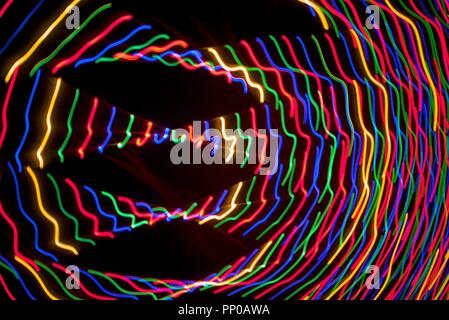 Leichte Spuren von bewegte Kamera erfassen Weihnachten Lichter in der Nacht. Stockfoto